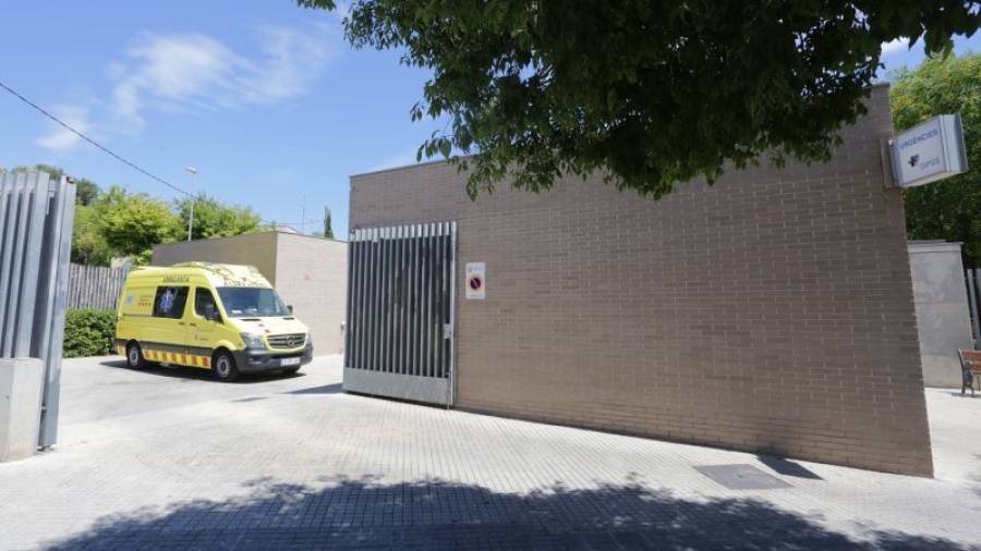 La ambulancia cuya base está en el CAP Muralles requiere una nueva ubicación o instalaciones para ajustarse a la actual concesión. Foto: Lluís Milián