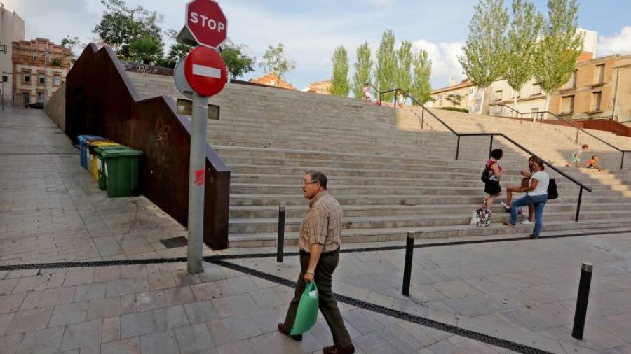 Las escaleras y la plaza del Antic Escorxador esconden un agujero vacío, sin proyecto y que ha dilapidado 30 millones de euros. Foto: lluís milián