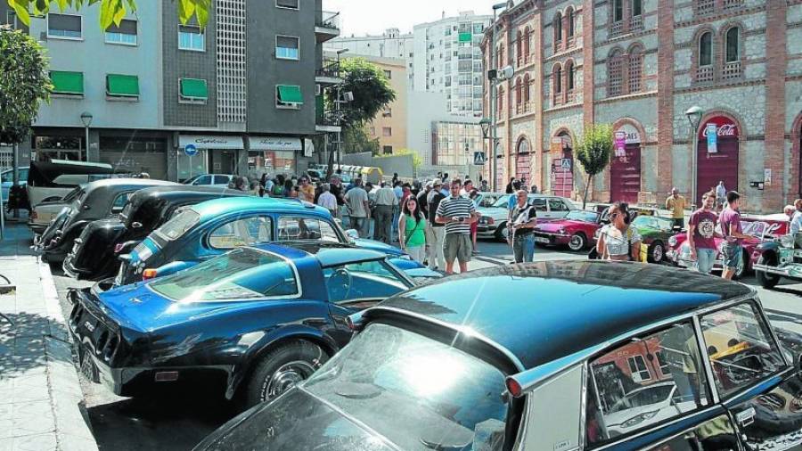 La concentración de coches clásicos en el exterior fue uno de los atractivos de ayer. Foto: Pere Ferré