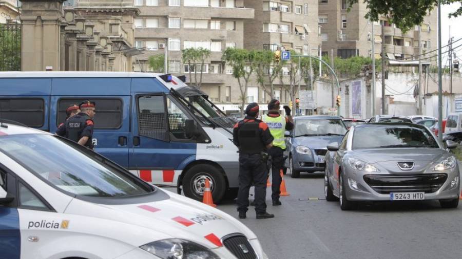 Uno de los controles policiales se encontraba delante de Tabacalera. Foto: Pere Ferré