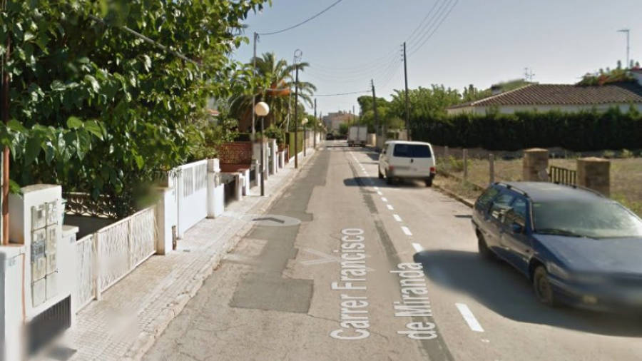 El desacato y la incidencia ocurrió en esta calle del barrio de la Llosa de Cambrils. Foto: Google Maps