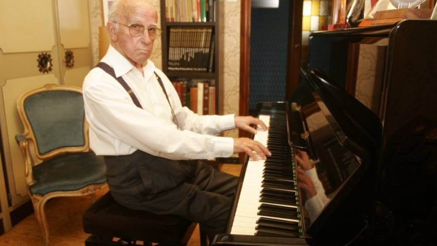 El musicólogo y presidente de Joventuts musicals, José Antonio Calvo Arnáiz, tocando el piano en su domicilio. Foto: Lluís Milián/DT