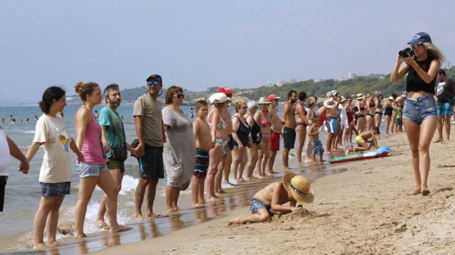 La cadena humana se realizó a las doce del mediodía en la orilla de la playa. Foto: pere ferré
