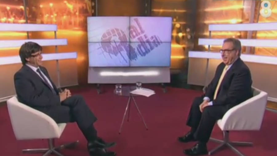 El president Carles Puigdemont durant l'entrevista de Josep Cuní a 8TV