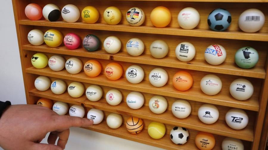 M&aacute;s de 600 pelota de ping pong atesora Josep en su colecci&oacute;n personal. FOTO: Pere Ferr&eacute;