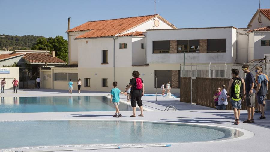 Imagen de archivo de un grupo de vecinos de Sarral visitantando las nuevas instalaciones de la piscina municipal FOTO: AJ. SARRAL