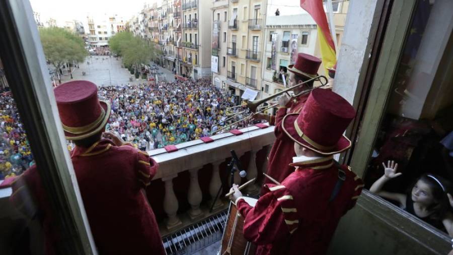 La plaça de la Font estava plena de gom a gom. Els tarragonins tenien la mirada posada al balcó de l´ajuntament. Foto: Pere Ferré