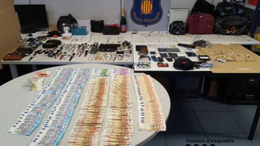 Imatge dels objectes i diners decomisats pels Mossos d'Esquadra. FOTO: MOSSOS D'ESQUADRA