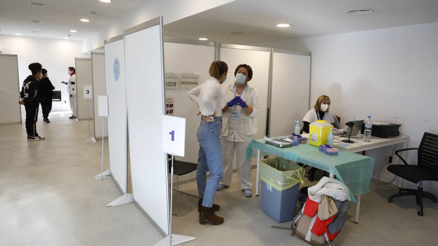 Imagen de las instalaciones para administrar las vacunas en el Palau d’Esports de la Anella Mediterrània de Campclar. Foto: Pere Ferré