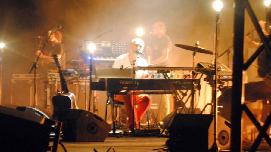 Yann Tiersen assegut al piano durant el concert de Tarragona. Foto: ACN