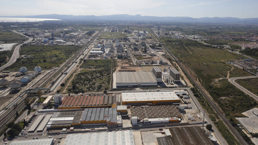 Imagen aérea del entorno del Polígon Sud, situado en el entorno de los barrios de Ponent y del municipio de La Canonja. FOTO: PERE FERRÉ