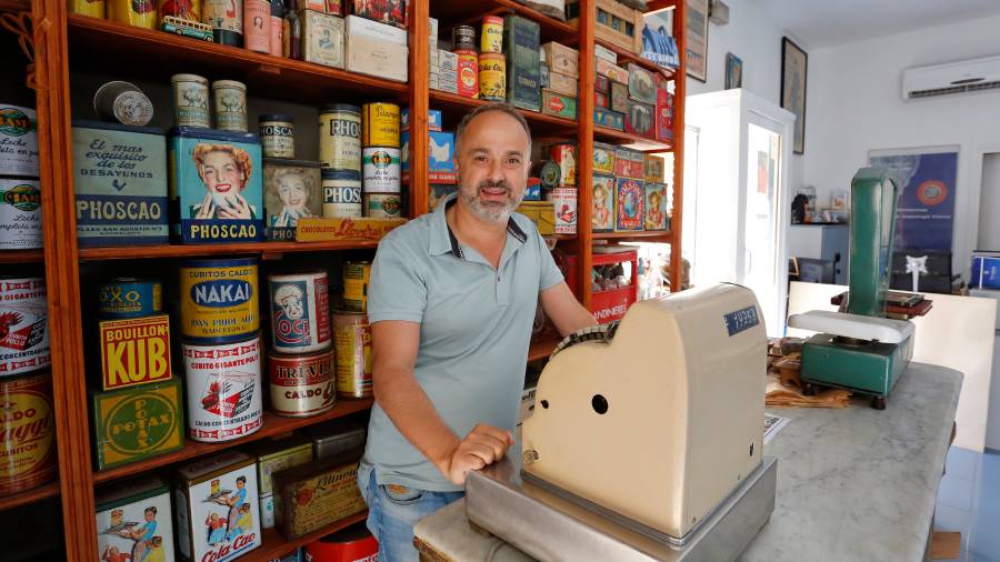 Xavier Mejuto, en lo que tilda de ‘rinc&oacute;n de la nostalgia’, en Itinere, su empresa de gu&iacute;as.