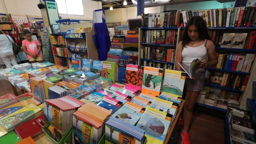 Las familias ya comienzan a prever cómo harán frente al gasto de los libros. Foto: Lluís Milián