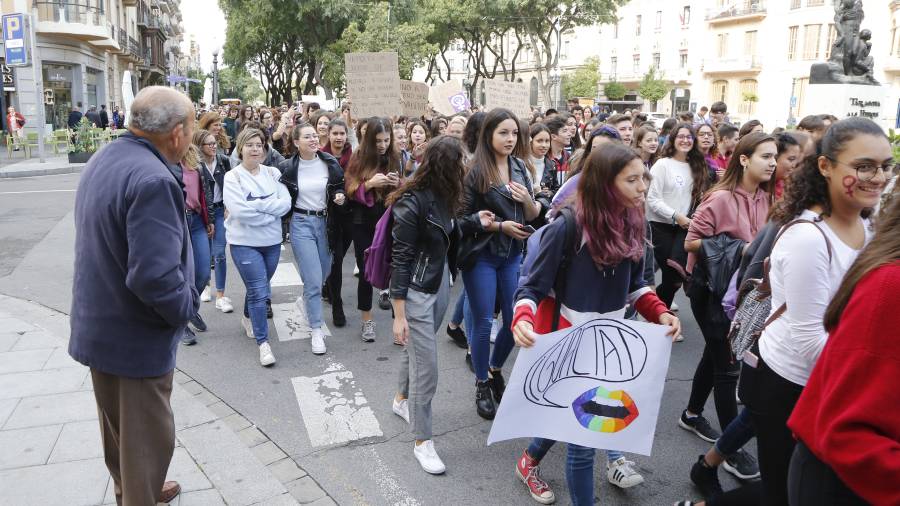 Alrededor de 200 estudiantes se dieron cita en la movilizaci&oacute;n por Tarragona. Foto: Pere Ferr&eacute;