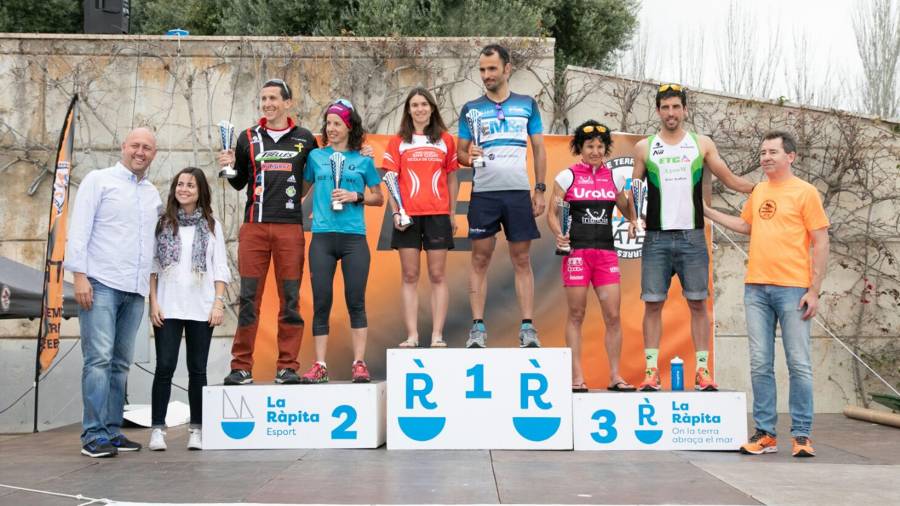 En la imagen el podio del ‘Triatló Doble Olímpic de les Terres de l’Ebre’ que se disputó con gran éxito. FOTO: kiko nadal publyfoto