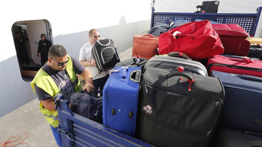 Empieza la descarga de las maletas de los pasajeros que acaban su viaje en Tarragona, que ser&aacute;n llevadas al Welcome Center. FOTO: PERE FERR&Eacute;