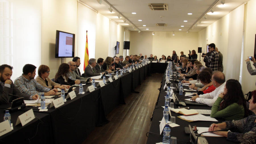 Multitudinaria reunión de la Taula d´Emergència Social, ayer en L´Hospitalet de Llobregat. FOTO: ACN