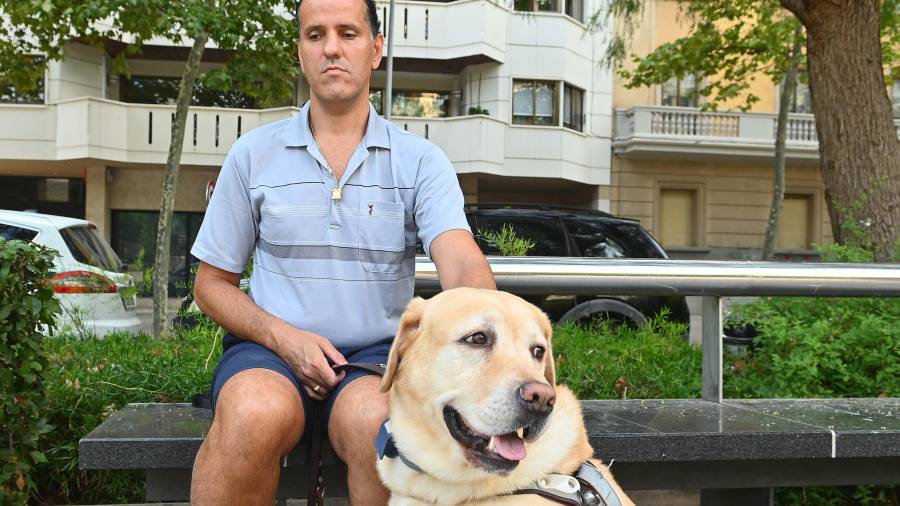 José López, con su perro guía. FOTO: ALFREDO GONZÁLEZ