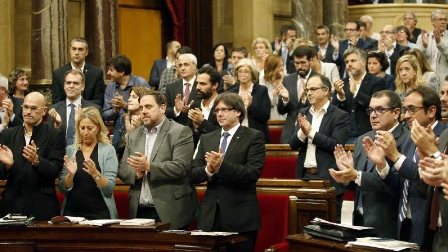 Els diputats de Junts pel Sí i la CUP van aixecar-se i aplaudir en cloure´s la sessió, ahir. Foto: andreu dalmau/efe