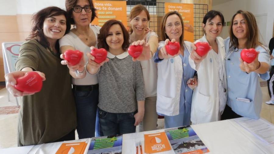 De izquierda a derecha, cuatro pacientes trasplantadas de hígado junto a parte del equipo del Hospital Universitari Joan XXIII. Foto: Lluís Milián