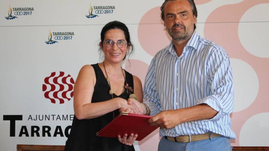 La concejal de Serveis a la Persona y el director de Bricodepot Tarragona firmaron ayer el convenio. Foto: dt