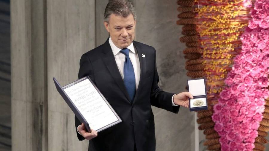 El presidente de Colombia, Juan Manuel Santos, recibió hoy el Nobel de la Paz en el ayuntamiento de Oslo, galardonado por sus esfuerzos decididos para acabar con la guerra. Foto: EFE
