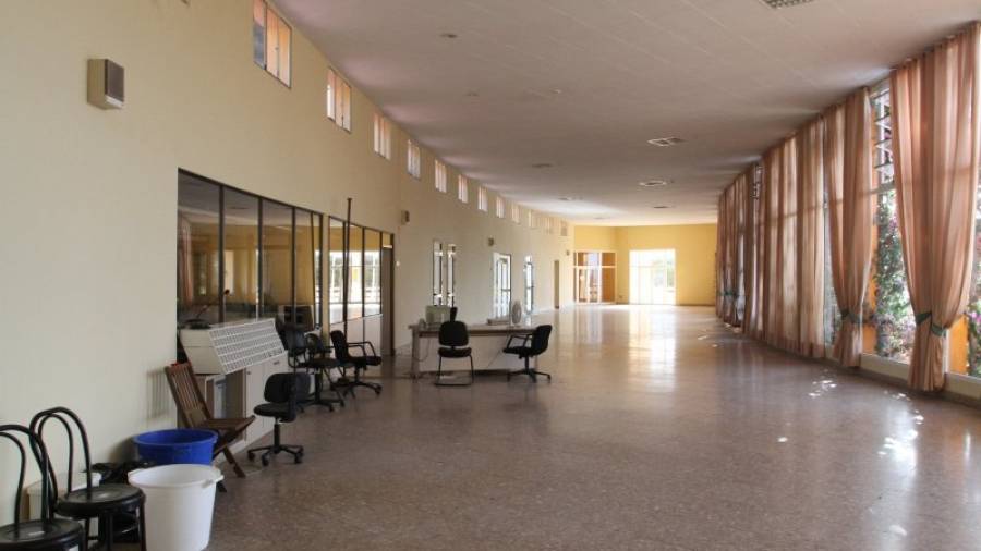 Imagen de archivo del hall de entrada del recinto situado junto a la N-340, frente a la playa Llarga. Foto: Lluís Milián
