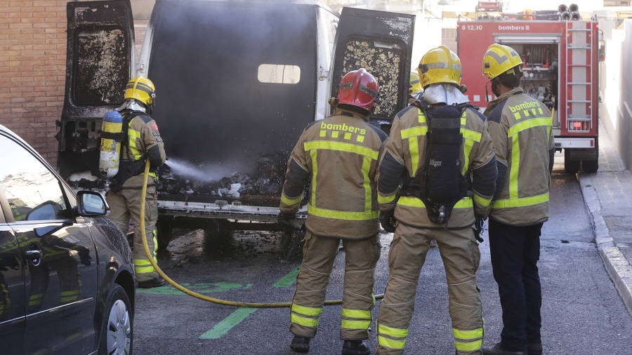 Los bomberos ya han logrado apagar las llamas que han calcinado la furgoneta. Foto: Llu&iacute;s Mili&aacute;n