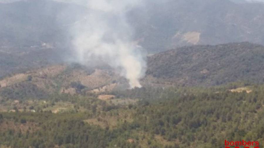 Imagen de la columna de humo del fuego forestal de Cornudella. FOTO: Bombers