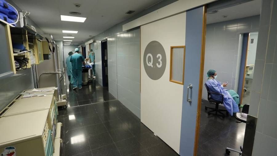 Imagen de archivo de las instalaciones del Hospital Joan XXIII de Tarragona, en la que se ven profesionales sanitarios. FOTO: PERE FERRÉ