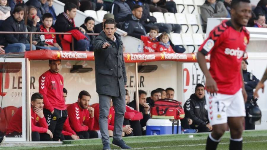 Juan Merino ordena a sus hombres durante el partido de este domingo en el Nou Estadi. FOTO: Pere Ferré