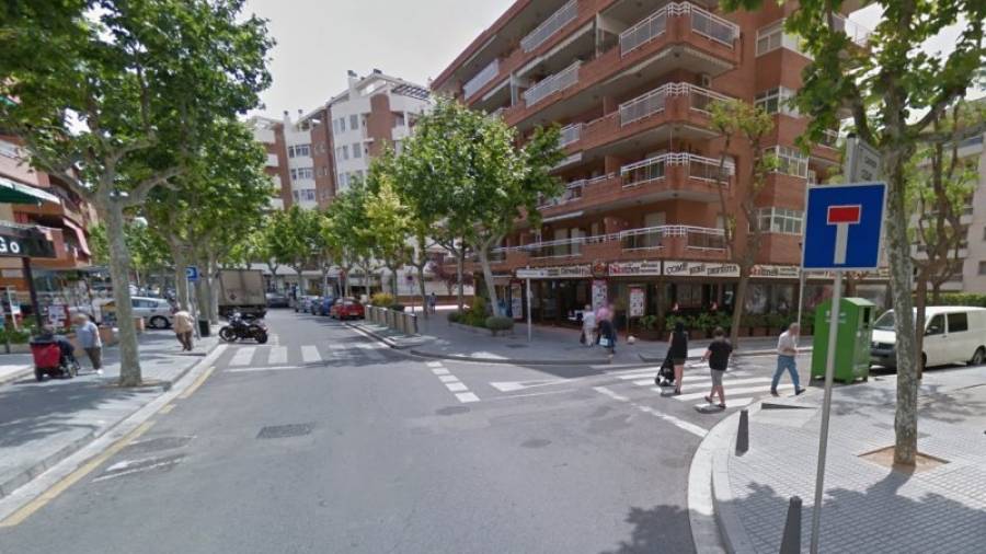 Los hechos ocurrieron en Via Roma, cerca de la confluencia de la calle César. Foto: Google Street View