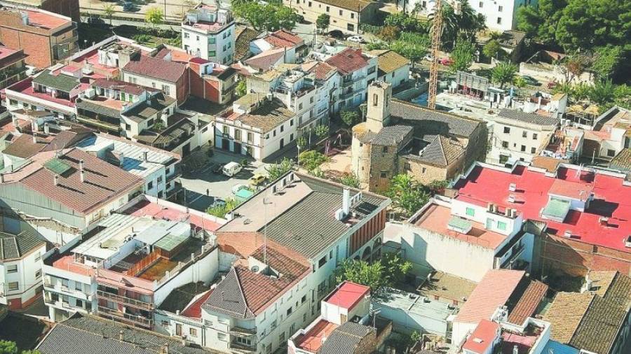 Los bares del casco histórico de Cunit podrán colocar terrazas más amplias con la nueva ordenanza. Foto: JMB/DT