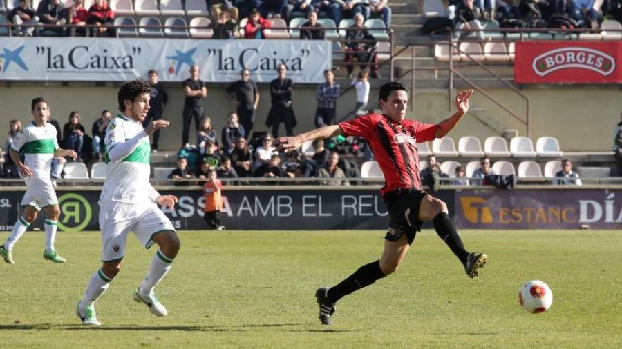 Ramon Folch intenta alcanzar una pelota durante un partido del Reus en el Estadi municipal. Foto: DT