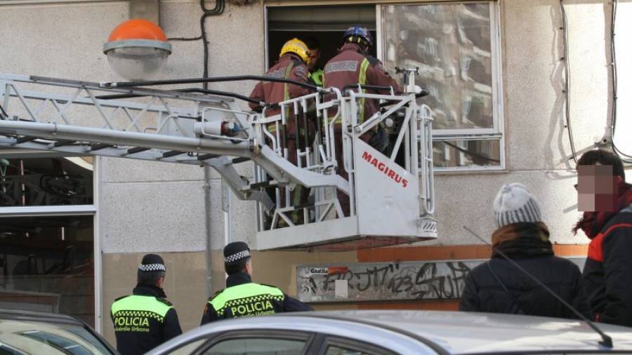 Momento en que los bomberos accedían a la ventana de las oficinas para sacar al detenido. Foto: Lluís Milián