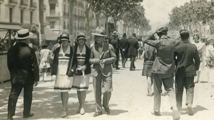 Passeig de Divendres Sant per la Rambla Nova, a mitjans dels anys vint. Fons Joan Mic&oacute;. Centre d&rsquo;Imatges de Tarragona/L&rsquo;Arxiu.