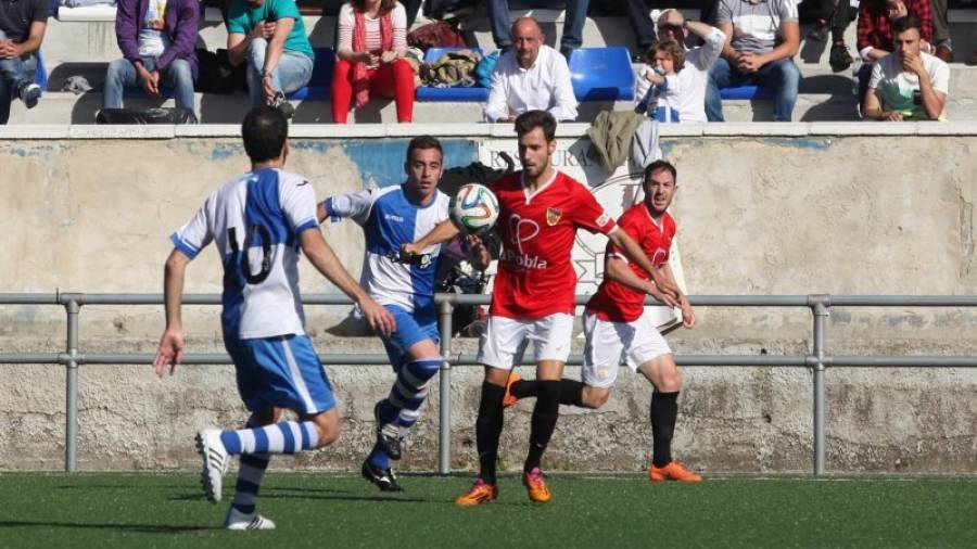 El centrocampista Alfons Serra controla el balón, en la eliminatoria contra el Tuilla asturiano. Foto: Isidre Fabra