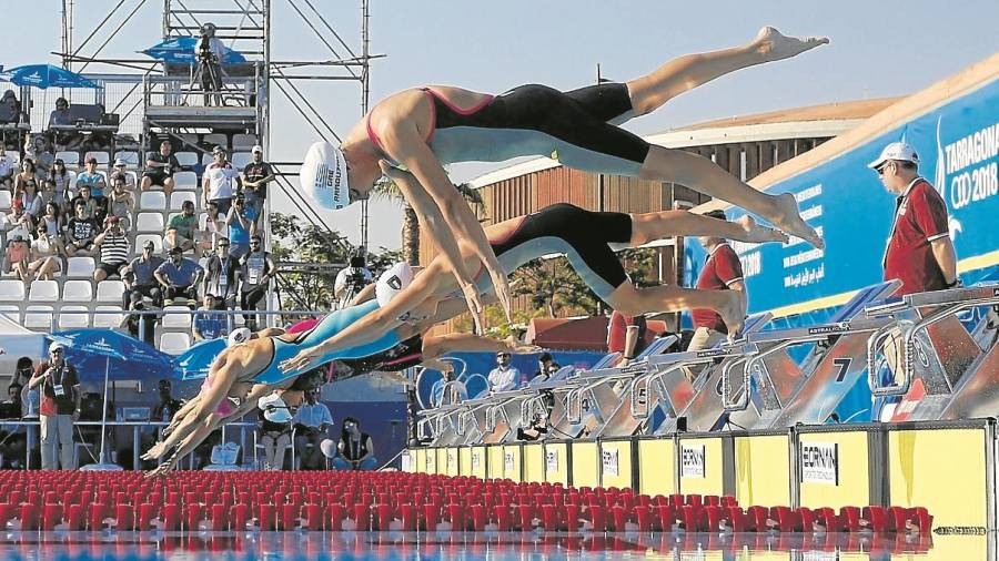 Los nadadores se lanzan al agua de la piscina ol&iacute;mpica de Campclar, ayer. FOTO: Pere Ferr&eacute;