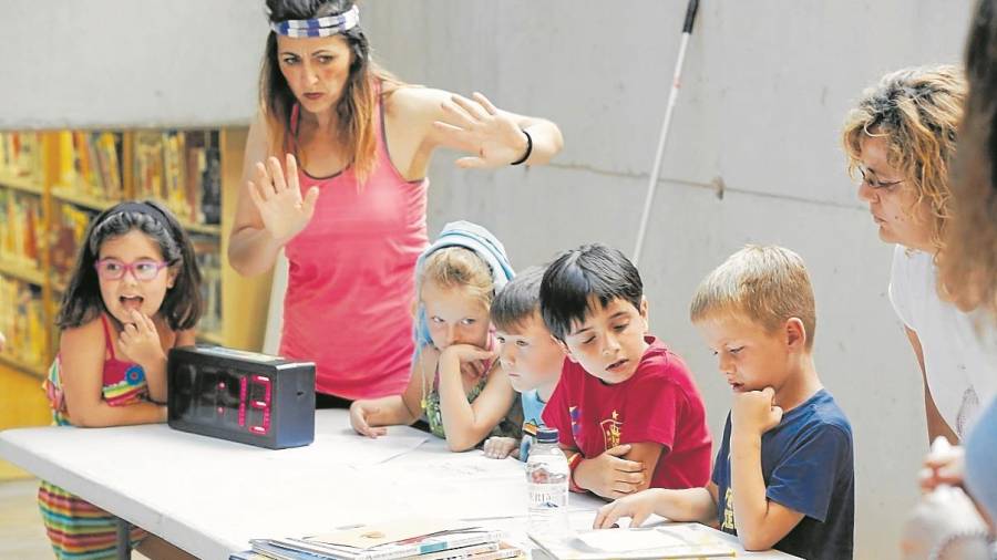 Los niños y niñas realizan un concurso de lectura rápida FOTO: Pere Ferré