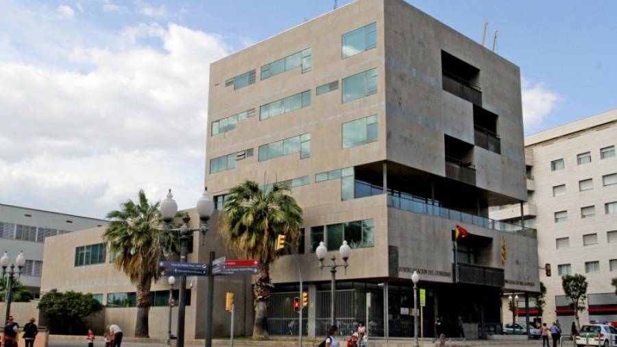 Imagen de la sede de Subdelegación del Gobierno, edificio catalogado por el actual POUM. Detalle de una de las placas que ha caído. Fotos: Lluís Milián