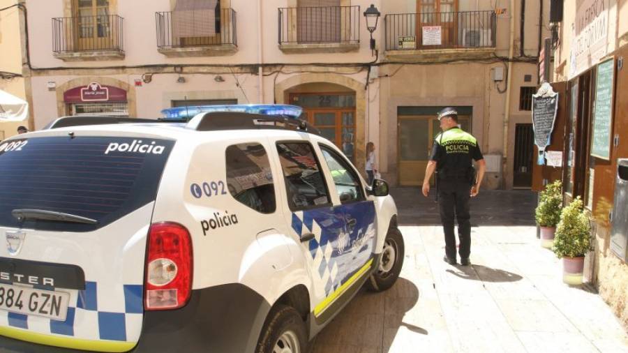 Una patrulla de la Guàrdia Urbana ayer en la Plaça del Fòrum, delante de la pastelería Rabassó. Foto: Lluís Milián