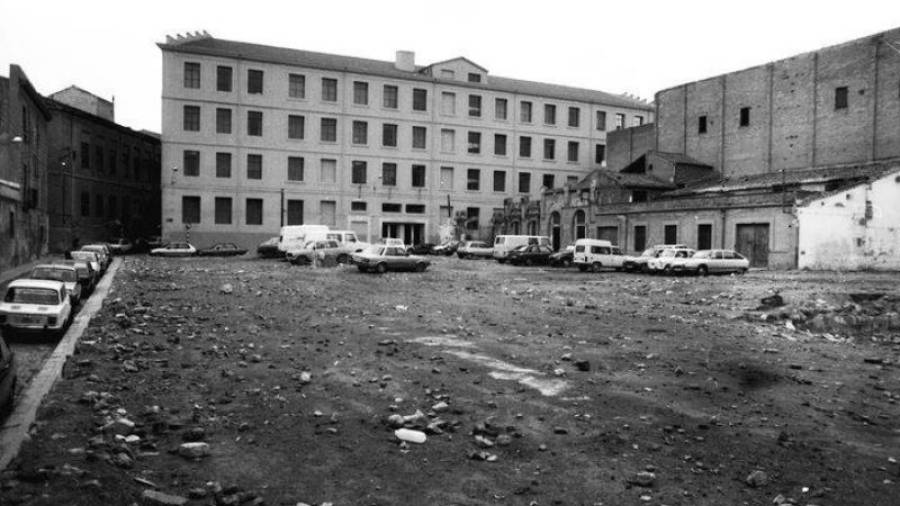 Imatge dels anys 70 de l´edifici que va albergar la Facultat de Medicina de Reus. Foto: antoni zaragoza