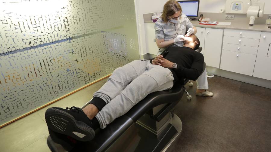 Una de las doctoras de la Clínica Curull comprueba la salud bucodental del jugador Ike Uche. FOTO: LLUÍS MILIÁN FOTO: LLUÍS MILIÁN
