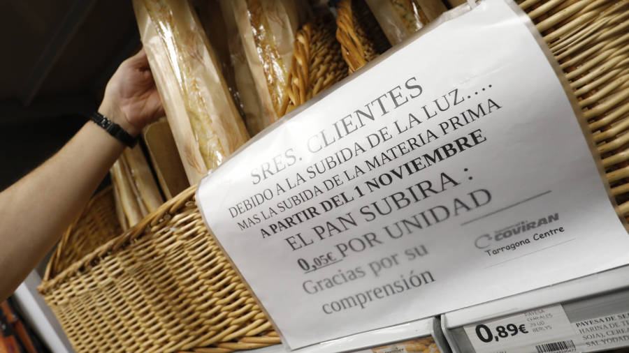 Aviso a clientes en un supermercado Coviran de Tarragona. Foto: Pere Ferré