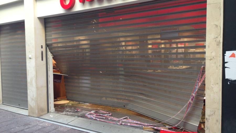 Así ha quedado la tienda de móviles asaltada en Reus. FOTO: M.C.
