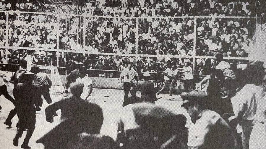 Imagen de la batalla campal en la pista del Benfica, tras la victoria del Reus en 1971