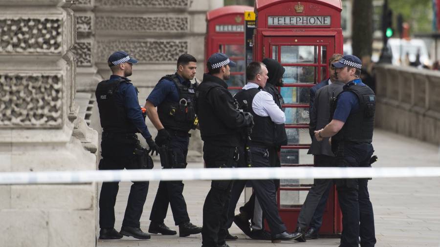 Agentes de policía detienen al presunto terrorista en Westminster, Londres. El hombre llevaba varios cuchillos en una mochilla. FOTO: WILL OLIVER/EFE
