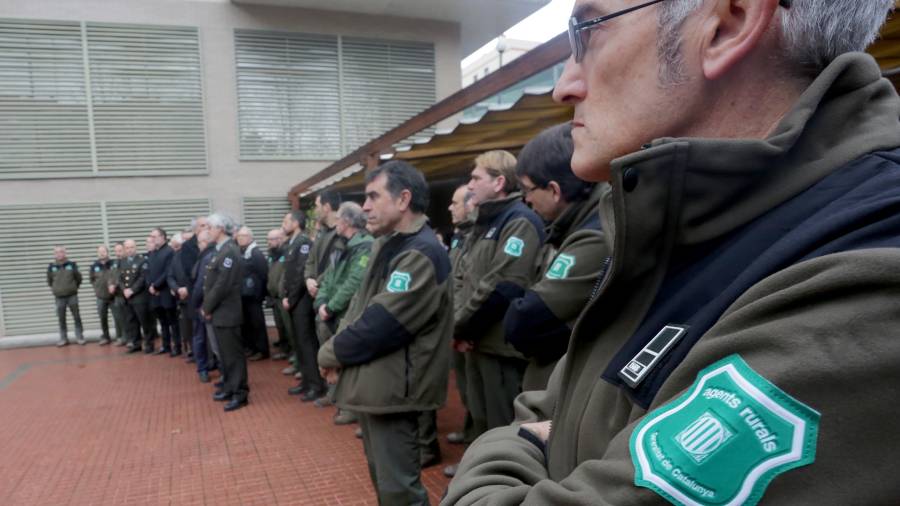 Agents rurals de Tarragona van expressar el seu condol per les morts ahir a la seu d´Agricultura. FOTO: LLUÍS MILIÁN