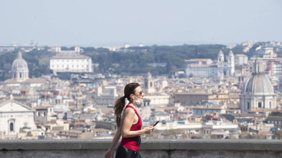 Una mujer hace deporte, en Roma, ayer domingo. claudio peri/efe