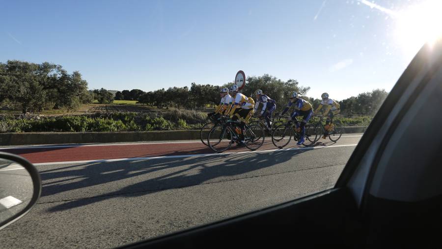 Un grupo de ciclistas, ayer durante un entrenamiento en la N-340, a su paso por Cambrils. Los corredores se oponen a la posibilidad de implantar el carné por puntos. FOTO: PERE FERRÉ